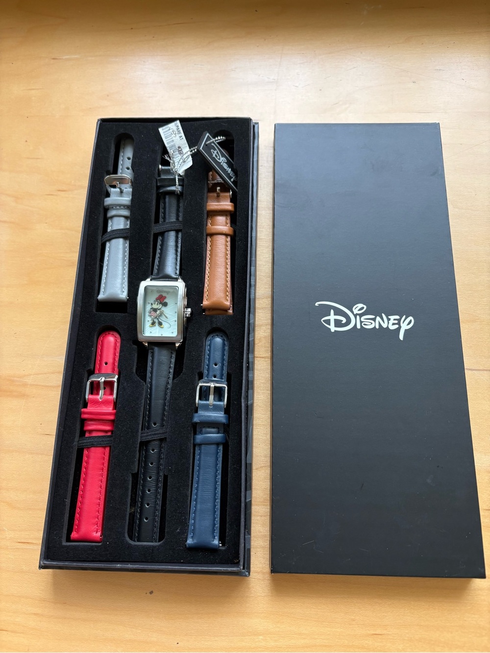 Rare find Disney Minnie mouse  5 Interchangeable leather straps Watch - Set, NWT